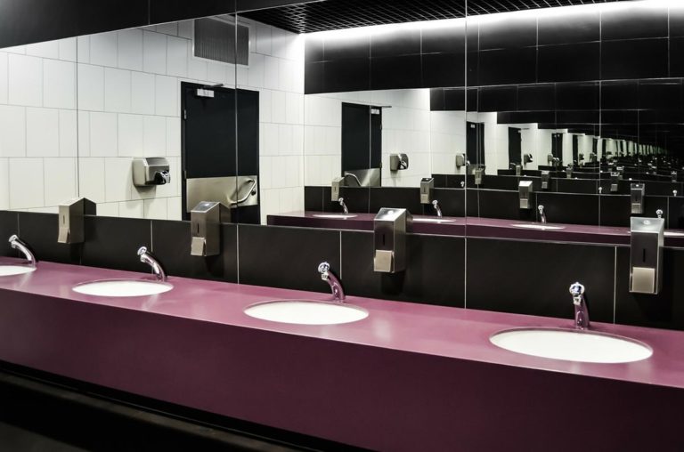 Higieniczne i trwałe toalety instalowane w miejscach publicznych