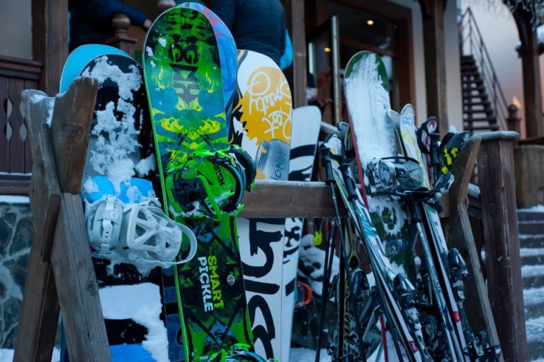 Jak wybrać sprzęt do snowboardu?