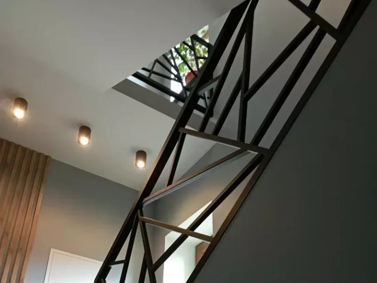 Zewnętrzne balustrady stalowe na balkon i taras – jak skutecznie zabezpieczyć konstrukcję przed korozją?