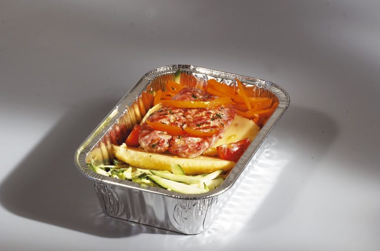 Jak odgrzewać jedzenie w foremce aluminiowej, żeby nie straciło smaku?